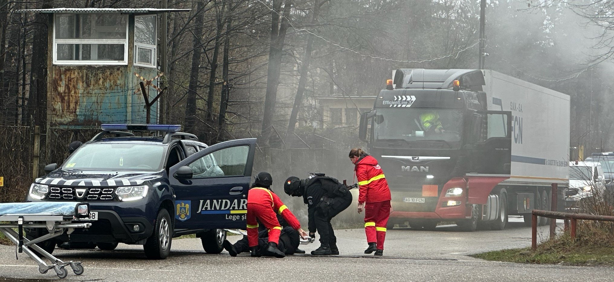 politibil, lastebil, 3 personer i uniform, røyk