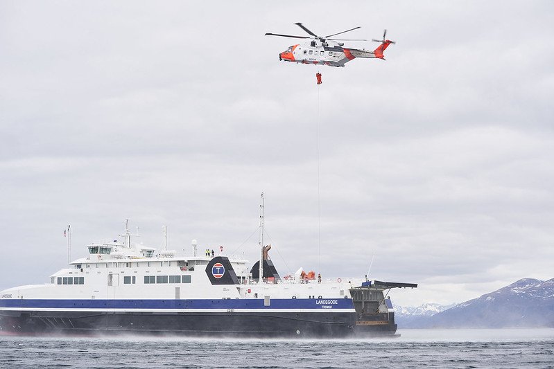 Et skip og et helikopter i luften over skipet