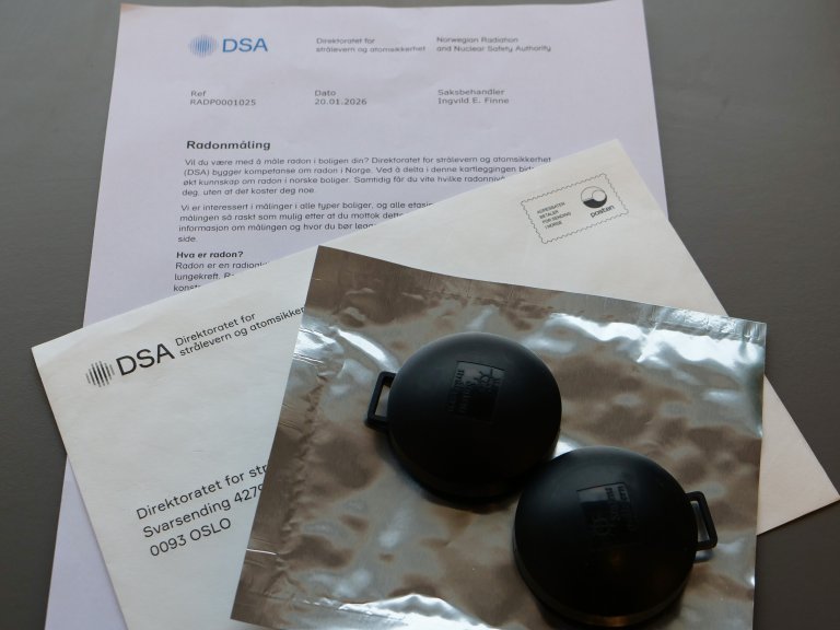 Brev, konvolutt og to radonmålere