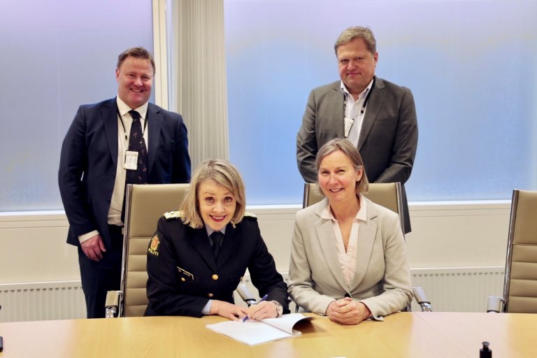 tre personer i dress, en i politiuniform