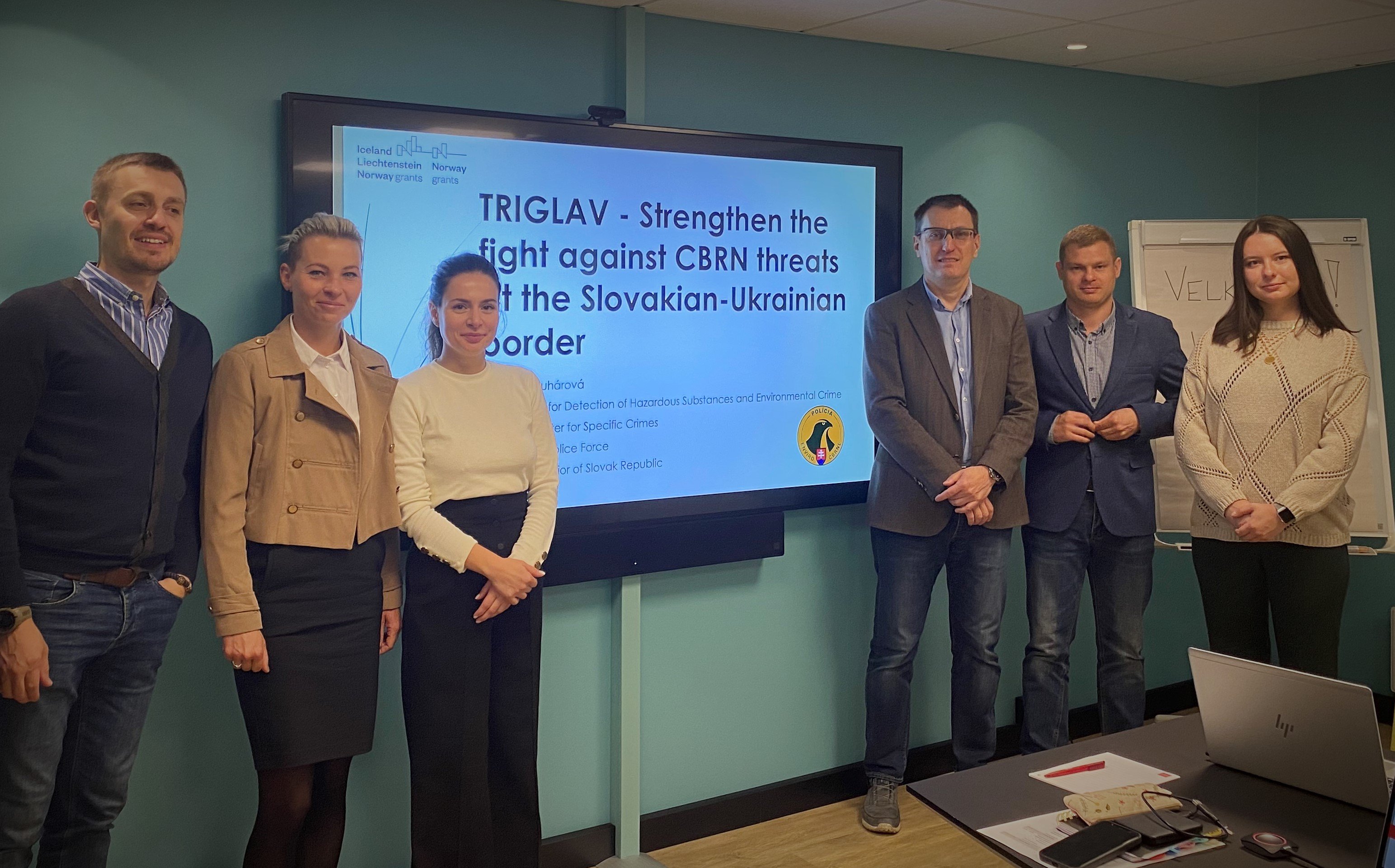 Representanter fra norske, slovakiske og ukrainske myndigheter foran møteskjerm.
