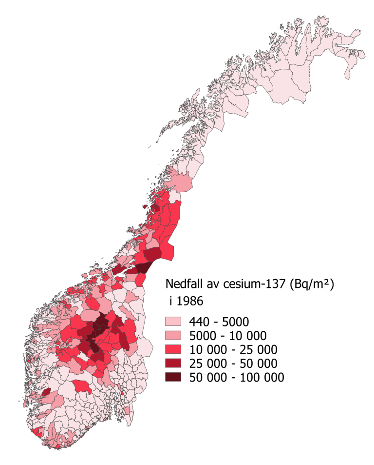 Kart over Norge som viser det radioaktivt nedfallet fra Tsjernobyl-ulykken. Deler av Midt- og Sør-Norge ble hardest rammet. Spesielt deler av Buskerud, Innlandet (tidligere Oppland), Trøndelag og sørlige deler av Nordland ble forurenset siden det regnet i disse områdene da forurensede luftmasser fra Tsjernobyl passerte.